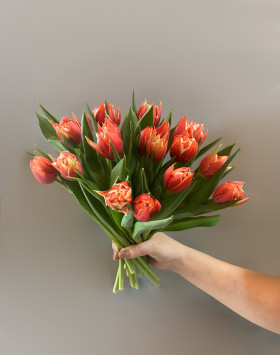 15 ярких пионовидных тюльпанов для нее